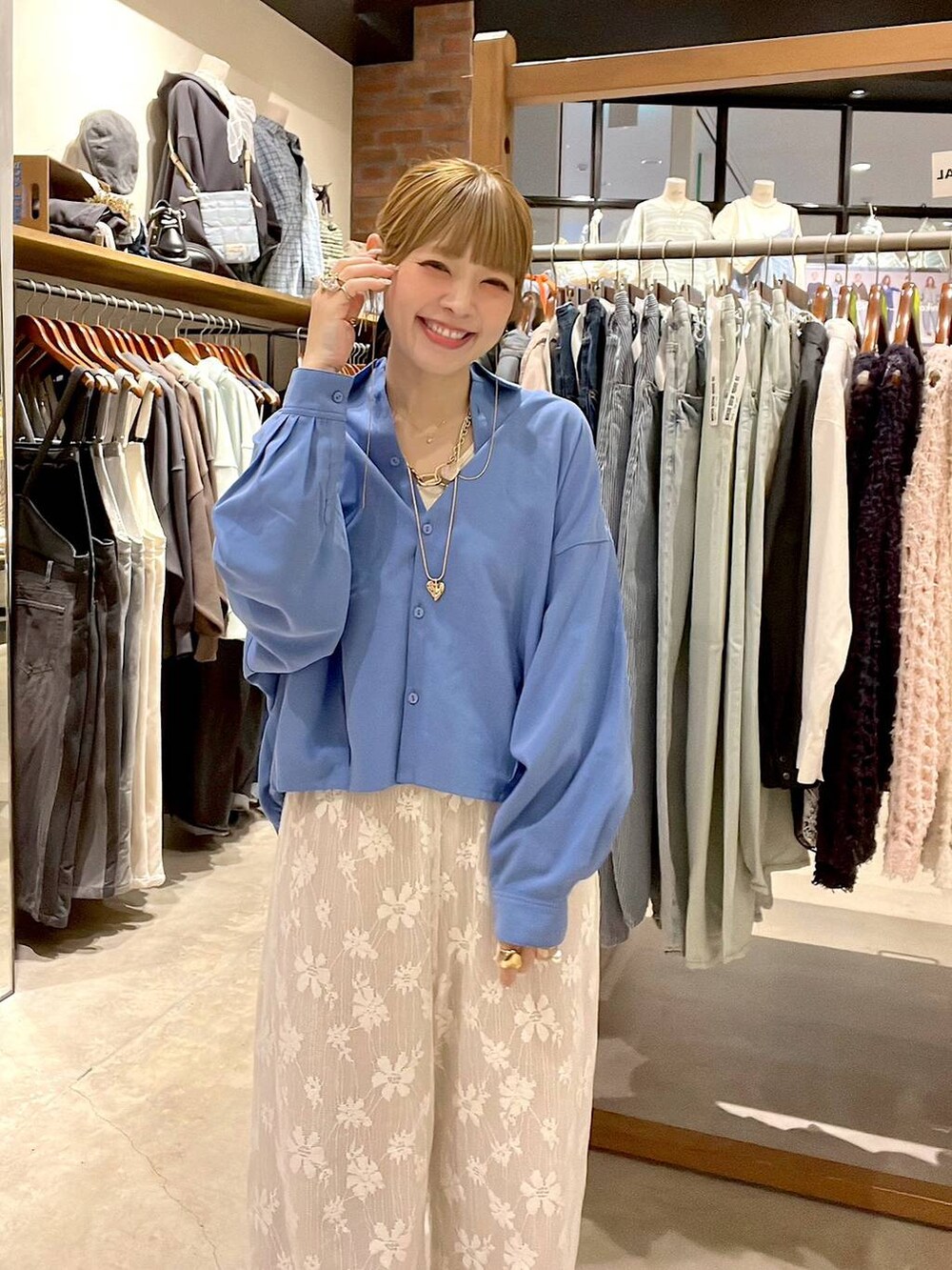 ベージュ系のその他パンツ、ベージュ系のスウェットパンツ、ブルー系のシャツ/ブラウスを着用したレディースの冬コーディネートの2枚目の写真