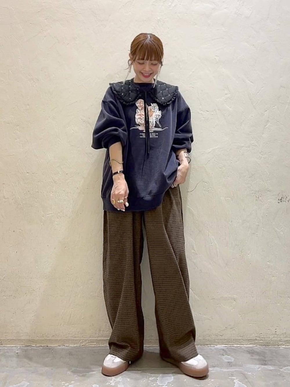 ブラウン系のその他パンツ、ブルー系のスウェット、ブラック系の付け襟を着用したレディースの冬コーディネートの9枚目の写真