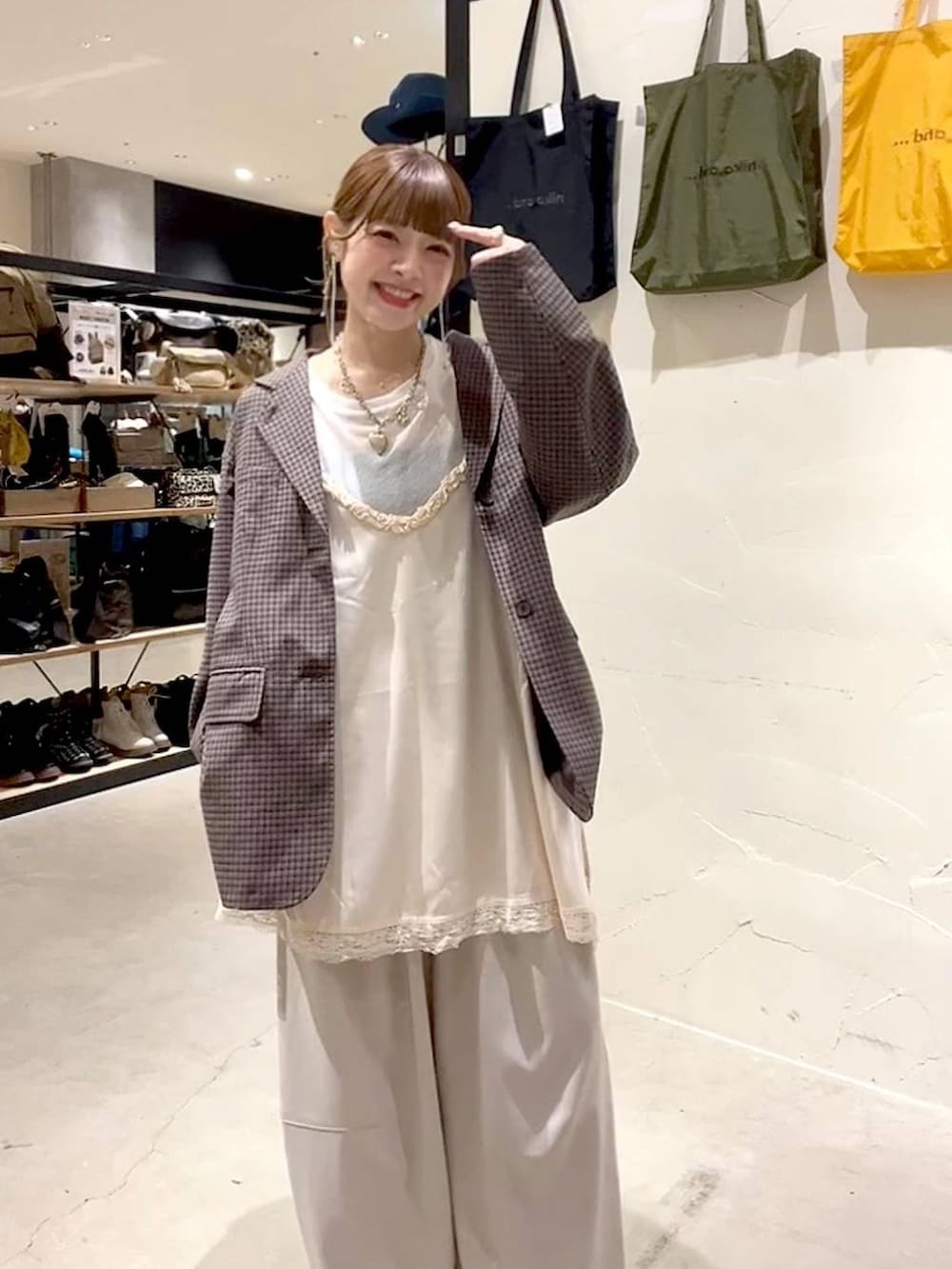 ベージュ系のその他パンツ、ベージュ系のキャミソール、ブラウン系のブルゾンを着用したレディースの秋コーディネートの4枚目の写真