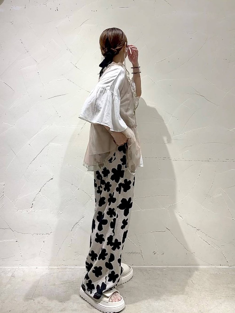 「着痩せ・細見え、体型カバー、ナチュラル、ママコーデ、春コーデ、夏コーデ、カジュアル、niko and ...、淡色コーデ、Over40スタッフ、大人カジュアル、ベスト、ブラウス、パンツ、ネックレス」｜「niko and...のCOMFORTリネンワイドブラウス（シャツ/ブラウス、ホワイト系）」を使った、みきてぃ24さん（レディース・158cm）の夏コーディネートの4枚目の写真