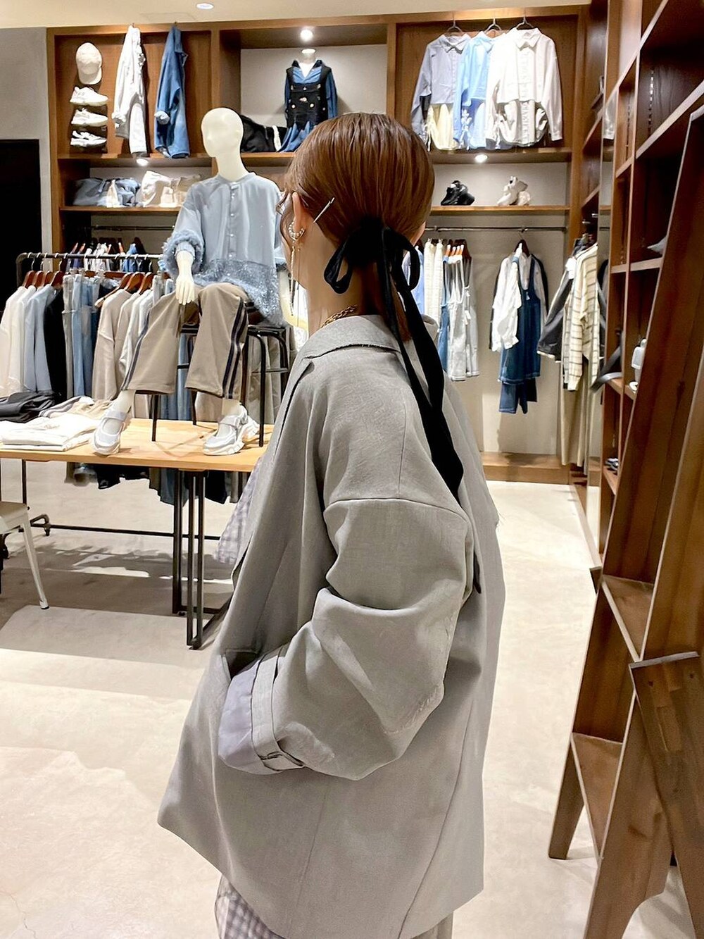 「着痩せ・細見え、体型カバー、ナチュラル、ママコーデ、春コーデ、カジュアル、niko and ...、淡色コーデ、Over40スタッフ、大人カジュアル、ジャケット、ジャケットスタイル、キャミソール、パンツ、スニーカー」｜「niko and...のホヅホヅBIGダブルジャケット（テーラードジャケット、グレー系）」を使った、みきてぃ24さん（レディース・158cm）の春コーディネートの8枚目の写真