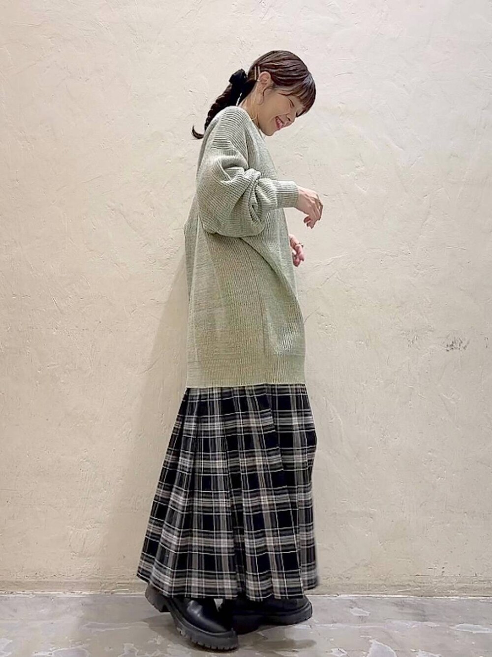 「着痩せ・細見え、モテ、体型カバー、ナチュラル、ママコーデ、秋コーデ、冬コーデ、カジュアル、niko and ...、ニット、スカート、ロングスカート、ブーツ、旅行、女子会」｜「niko and...のTRキルトチェックスカート（スカート、ブラック系）」を使った、みきてぃ24さん（骨格ウェーブ・レディース・158cm）の冬コーディネートの5枚目の写真