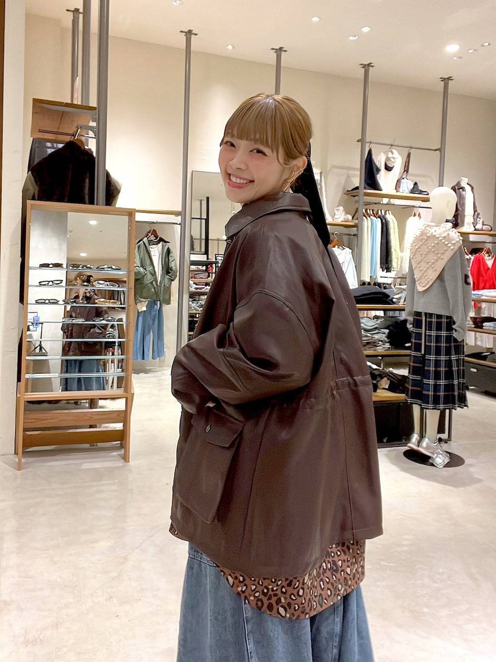 ブルー系のスカート、その他のその他シューズ、ブラウン系のミリタリージャケットを着用したレディースの冬コーディネートの4枚目の写真