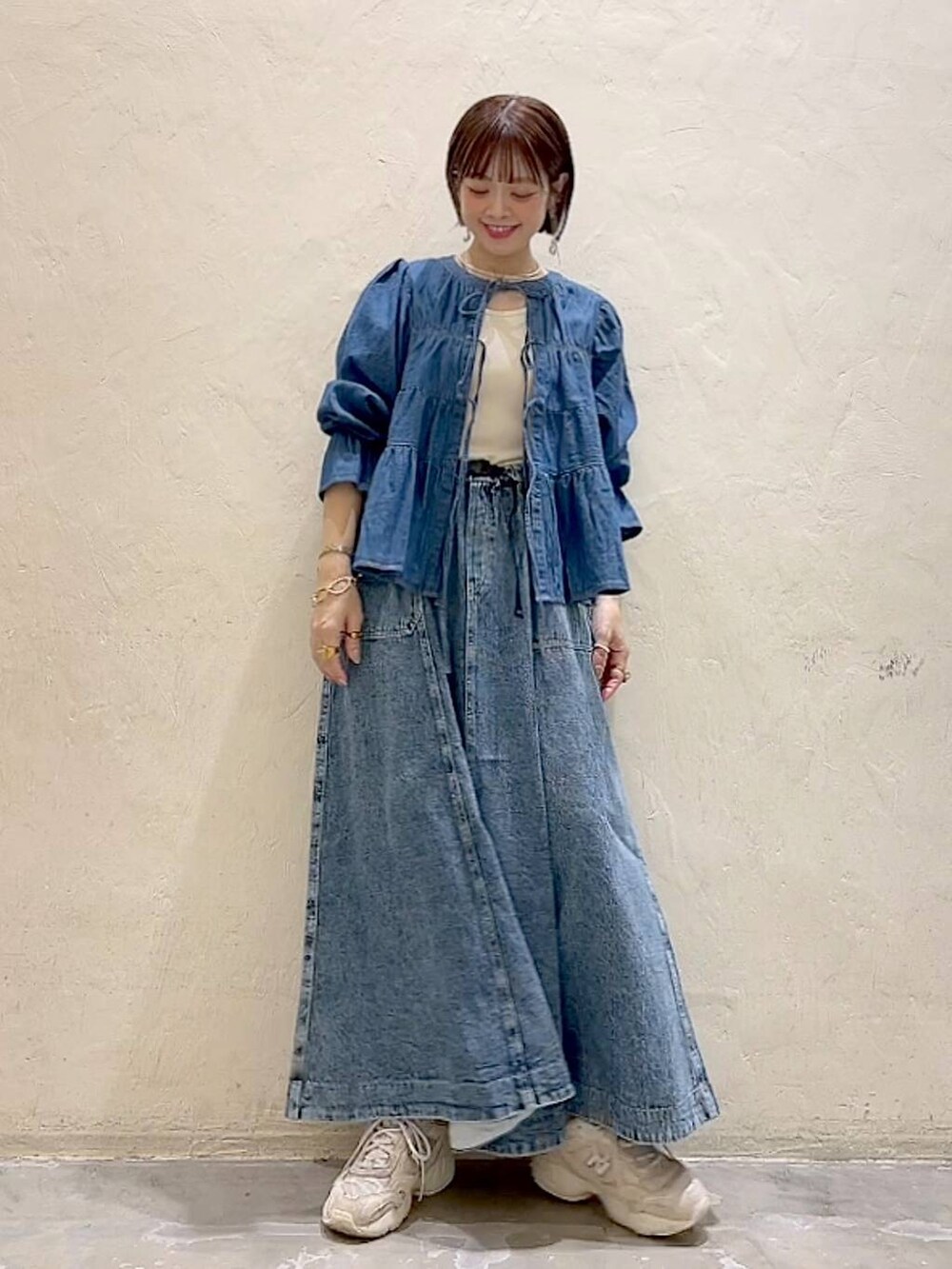 ブルー系のスカート、ブルー系のシャツ/ブラウスを着用したレディースの春コーディネートの6枚目の写真