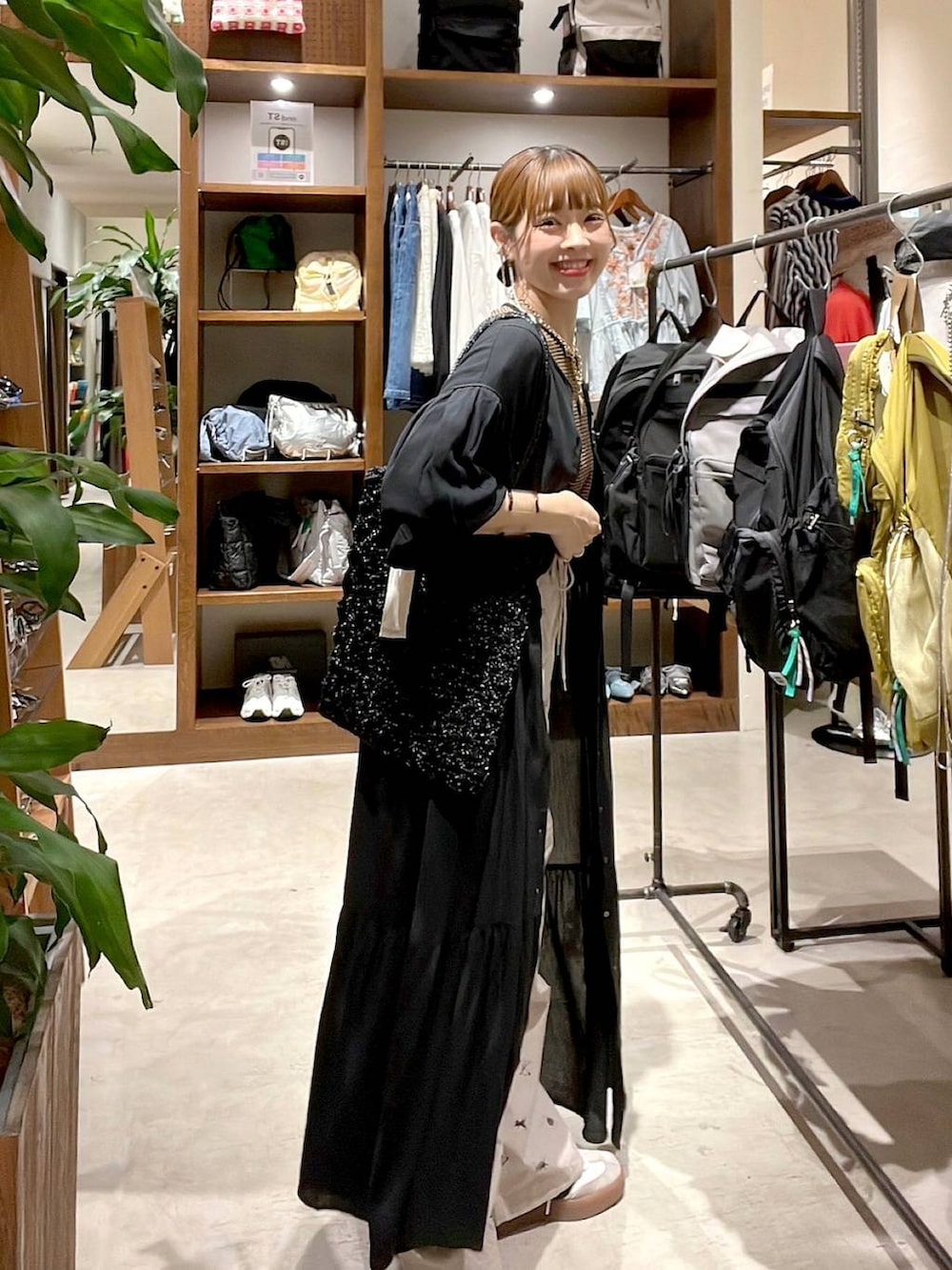 「着痩せ・細見え、体型カバー、ナチュラル、ママコーデ、春コーデ、夏コーデ、カジュアル、niko and ...、淡色コーデ、Over40スタッフ、大人カジュアル、ワンピース、パンツ、レイヤードスタイル、トートバッグ」|「niko and...のDRYチルイージープリントパンツ(その他パンツ、ベージュ系)」を使った、みきてぃ24さん(レディース・158cm)の春コーディネートの2枚目の写真