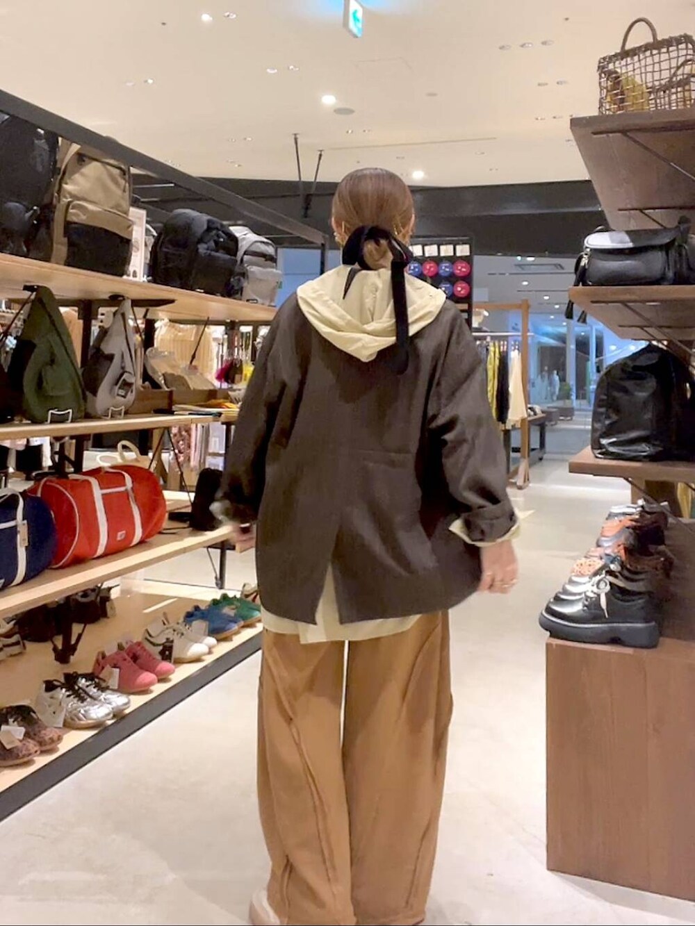 ブラウン系のテーラードジャケットを着用したレディースの秋コーディネートの3枚目の写真