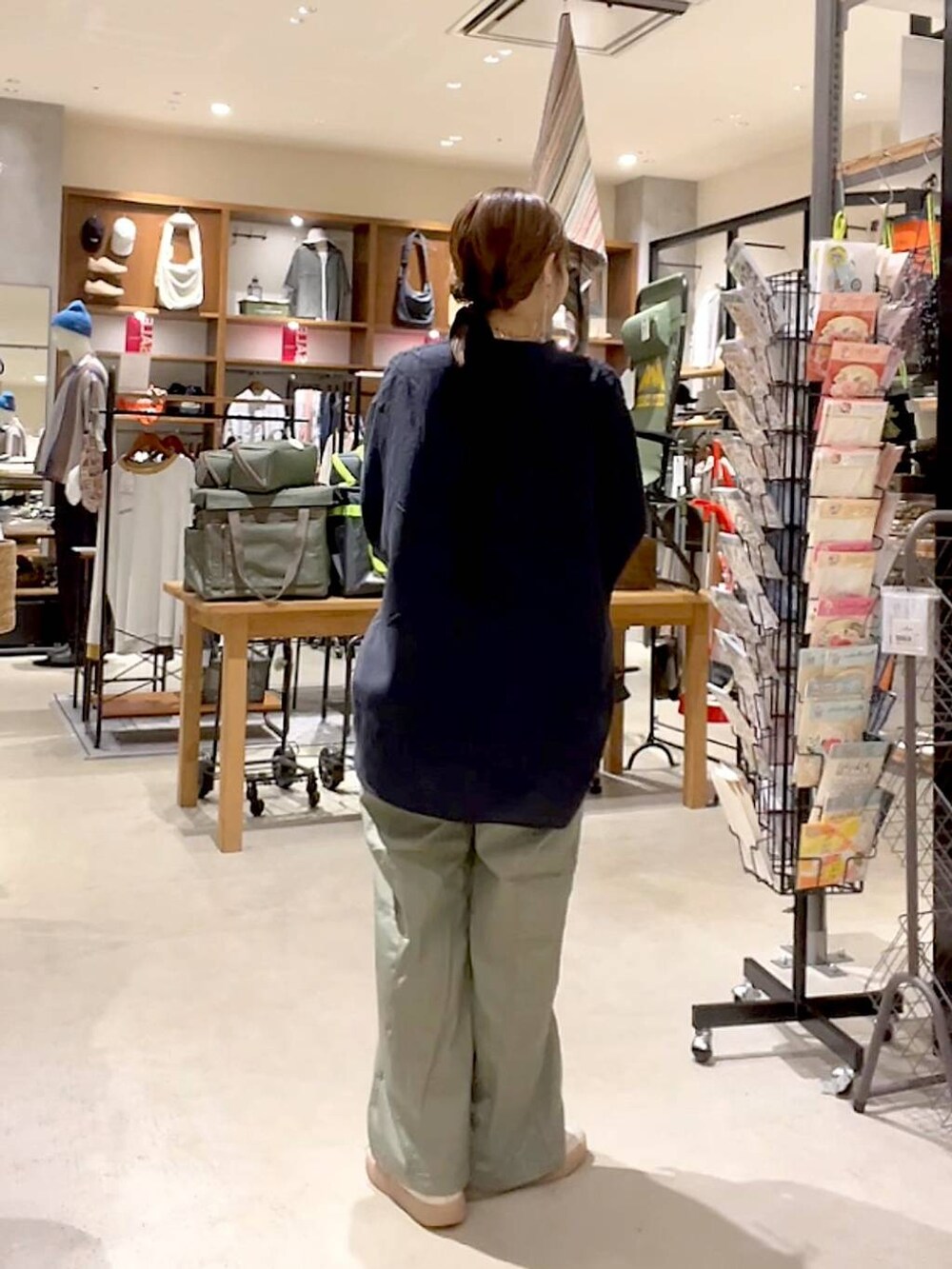 ブラック系のシャツ/ブラウス、グリーン系のその他パンツ、ゴールド系のネックレスを着用したレディースの夏コーディネートの5枚目の写真