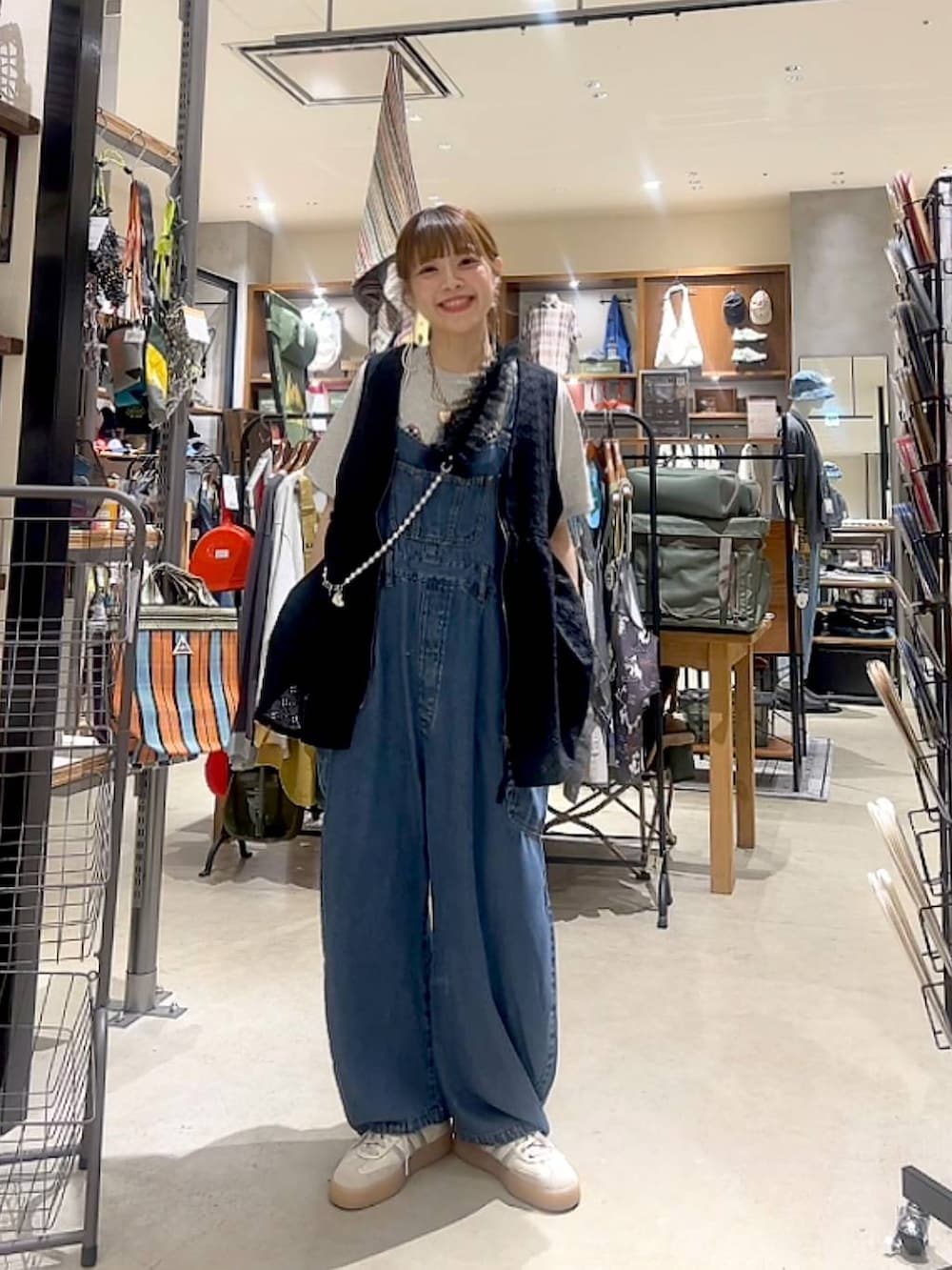 「着痩せ・細見え、体型カバー、ナチュラル、ママコーデ、春コーデ、夏コーデ、カジュアル、niko and ...、淡色コーデ、Over40スタッフ、大人カジュアル、ベスト、サロペット、Tシャツ」｜「niko and...の2WAYガーリーベスト（ベスト、ブラック系）」を使った、みきてぃ24さん（レディース・158cm）の夏コーディネートの4枚目の写真