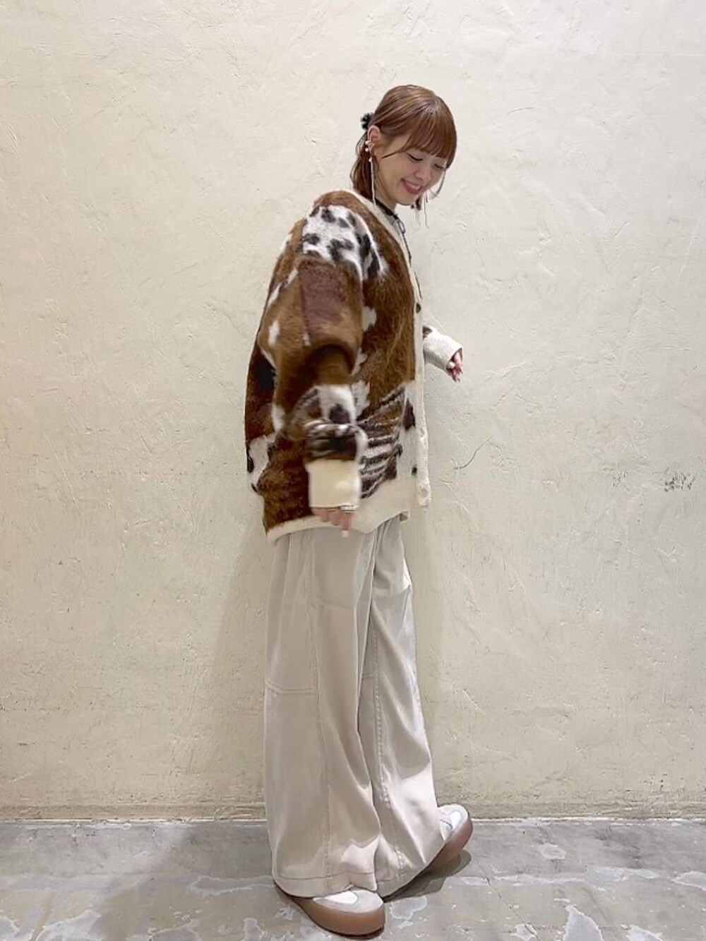 ベージュ系のその他パンツ、ブラウン系のカーディガン/ボレロ、ブラック系のチョーカーを着用したレディースの冬コーディネートの4枚目の写真