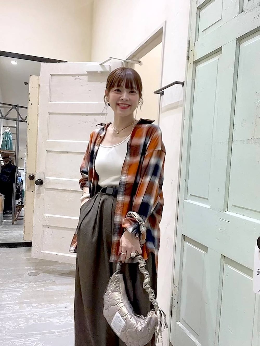 「着痩せ・細見え、体型カバー、ナチュラル、ママコーデ、秋コーデ、冬コーデ、カジュアル、niko and ...、淡色コーデ、Over40スタッフ、大人カジュアル、シャツ、シャツスタイル、カップ付きインナー、パンツ」｜「niko and...のルームドライ/カップ付きアシンメトリータンクトップ（タンクトップ、ベージュ系）」を使った、みきてぃ24さん（骨格ウェーブ・レディース・158cm）の秋コーディネートの2枚目の写真