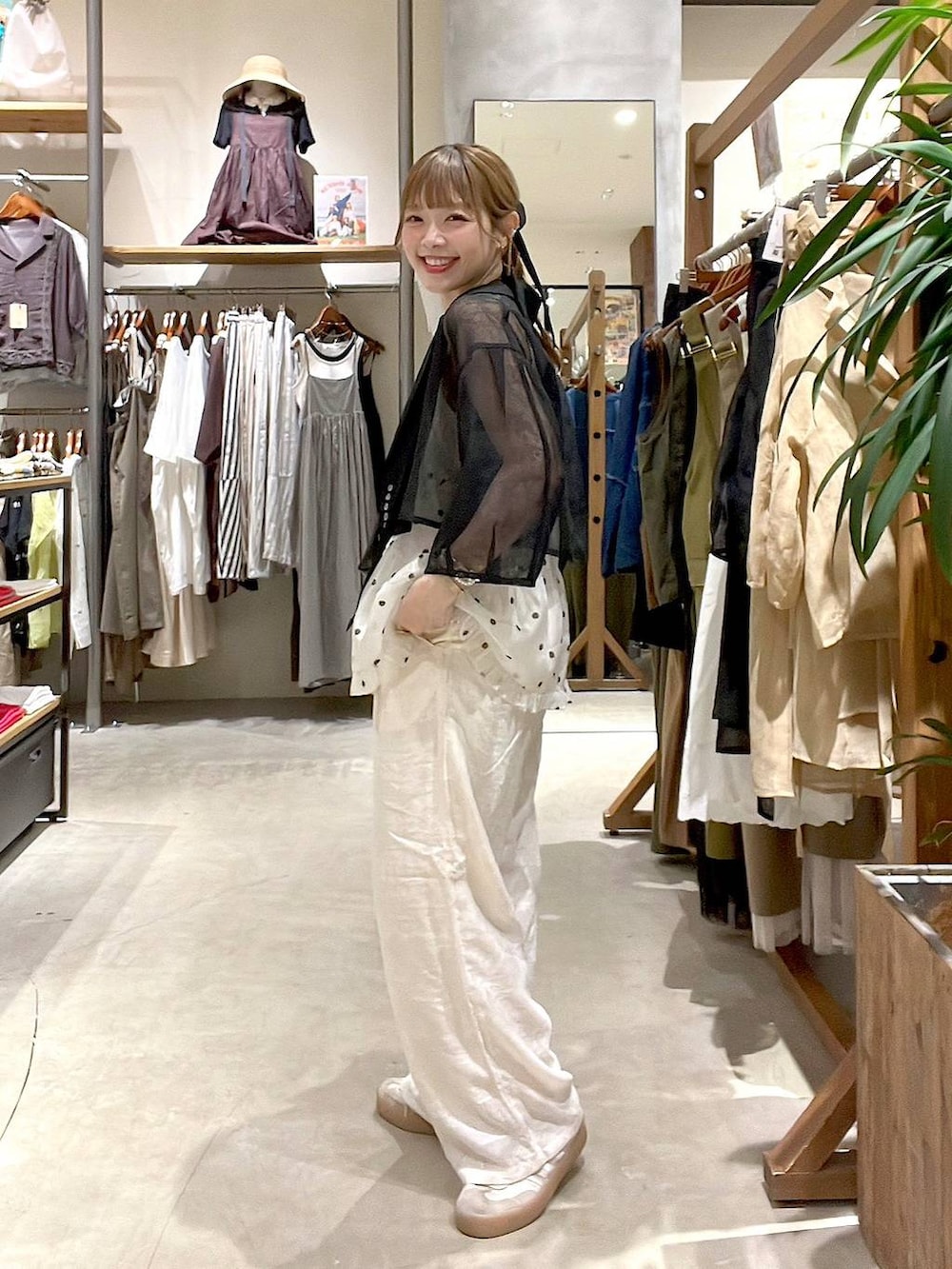 ホワイト系のタンクトップ、ベージュ系のその他パンツ、ブラック系のショルダーバッグを着用したレディースの夏コーディネートの8枚目の写真