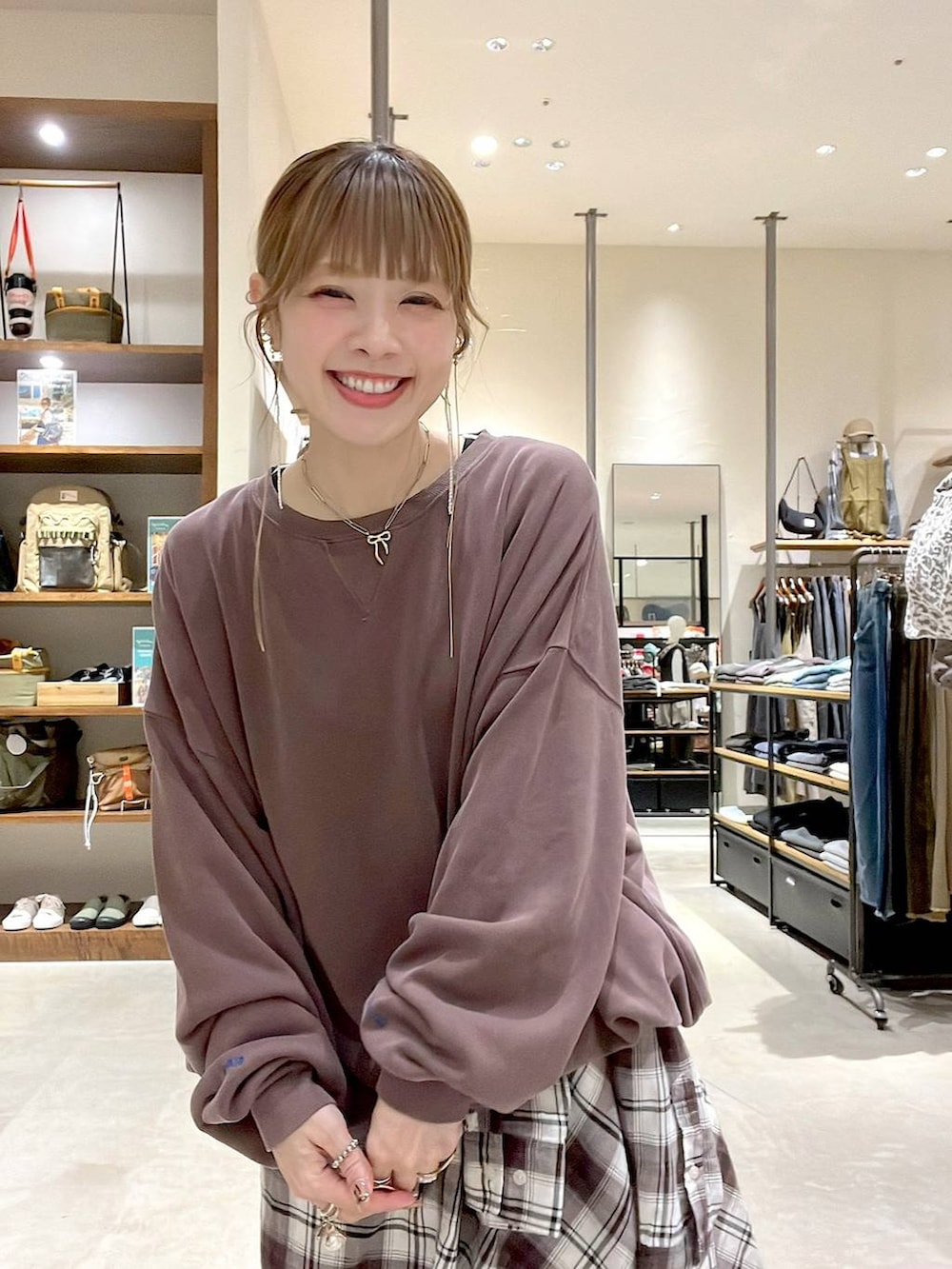ベージュ系のシャツ/ブラウス、ブラウン系のスウェット、ピンク系のその他パンツを着用したレディースの秋コーディネートの6枚目の写真