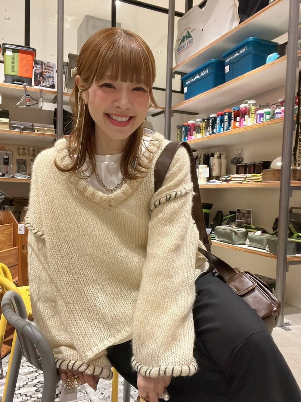 ホワイト系のTシャツ/カットソー、ブラウン系のショルダーバッグ、ベージュ系のスニーカーを着用したレディースの冬コーディネートの8枚目の写真