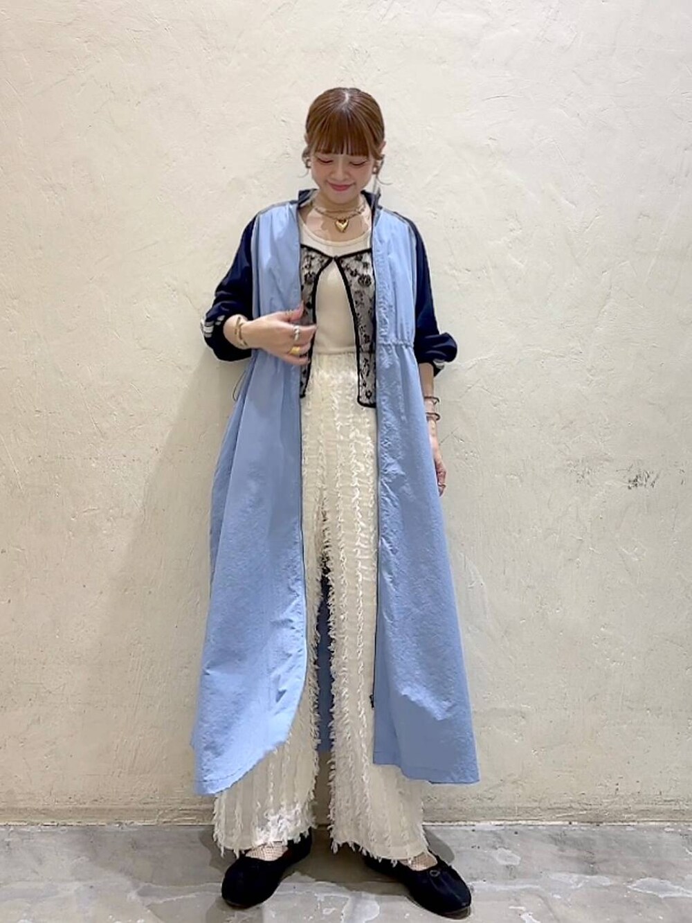 ブルー系のワンピース、ブラック系のパンプス、ブラック系のキャミソールを着用したレディースの冬コーディネートの9枚目の写真