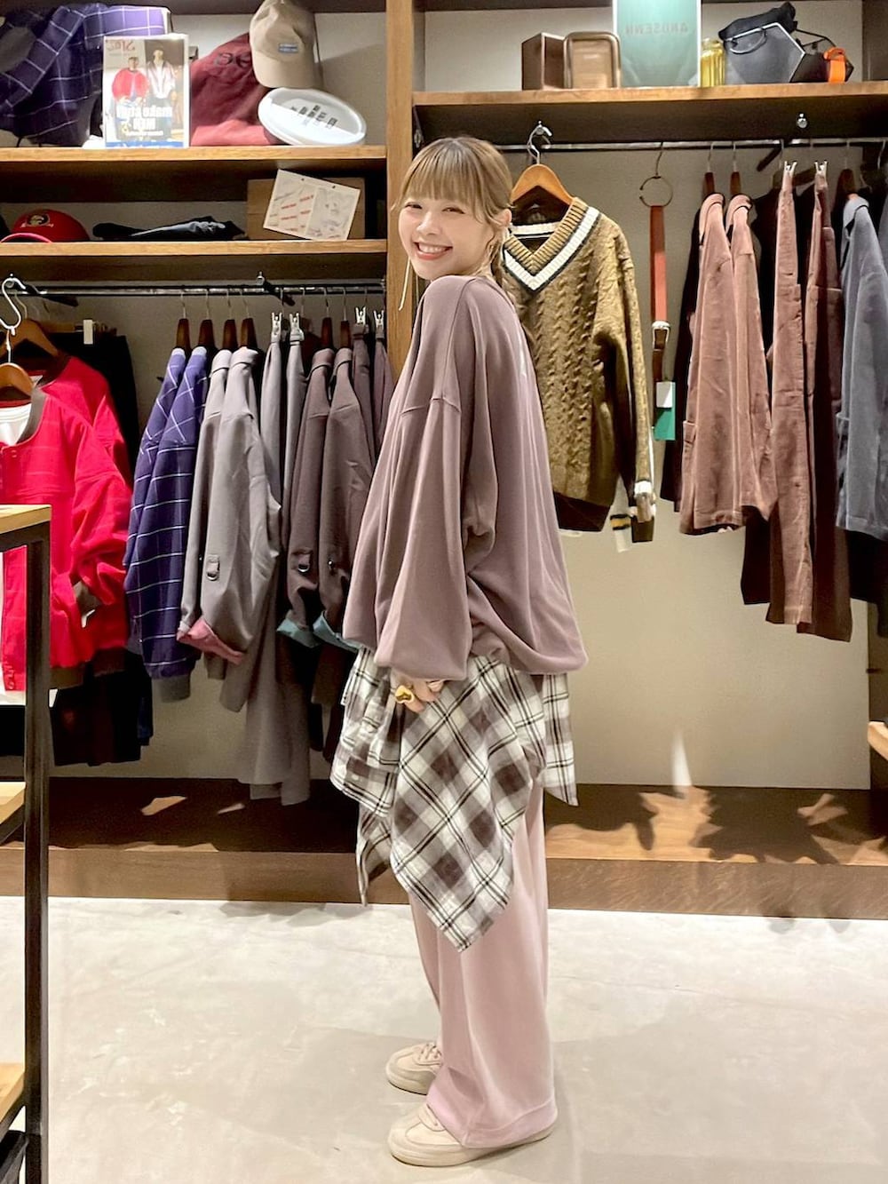 ベージュ系のシャツ/ブラウス、ブラウン系のスウェット、ピンク系のその他パンツを着用したレディースの秋コーディネートの7枚目の写真