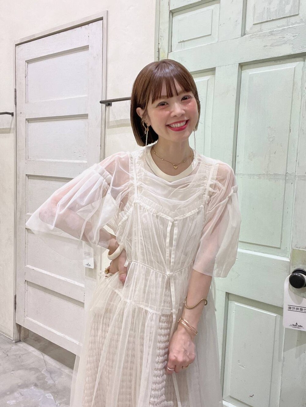 ベージュ系のその他トップス、ベージュ系のスカート、ホワイト系のワンピースを着用したレディースの夏コーディネートの4枚目の写真