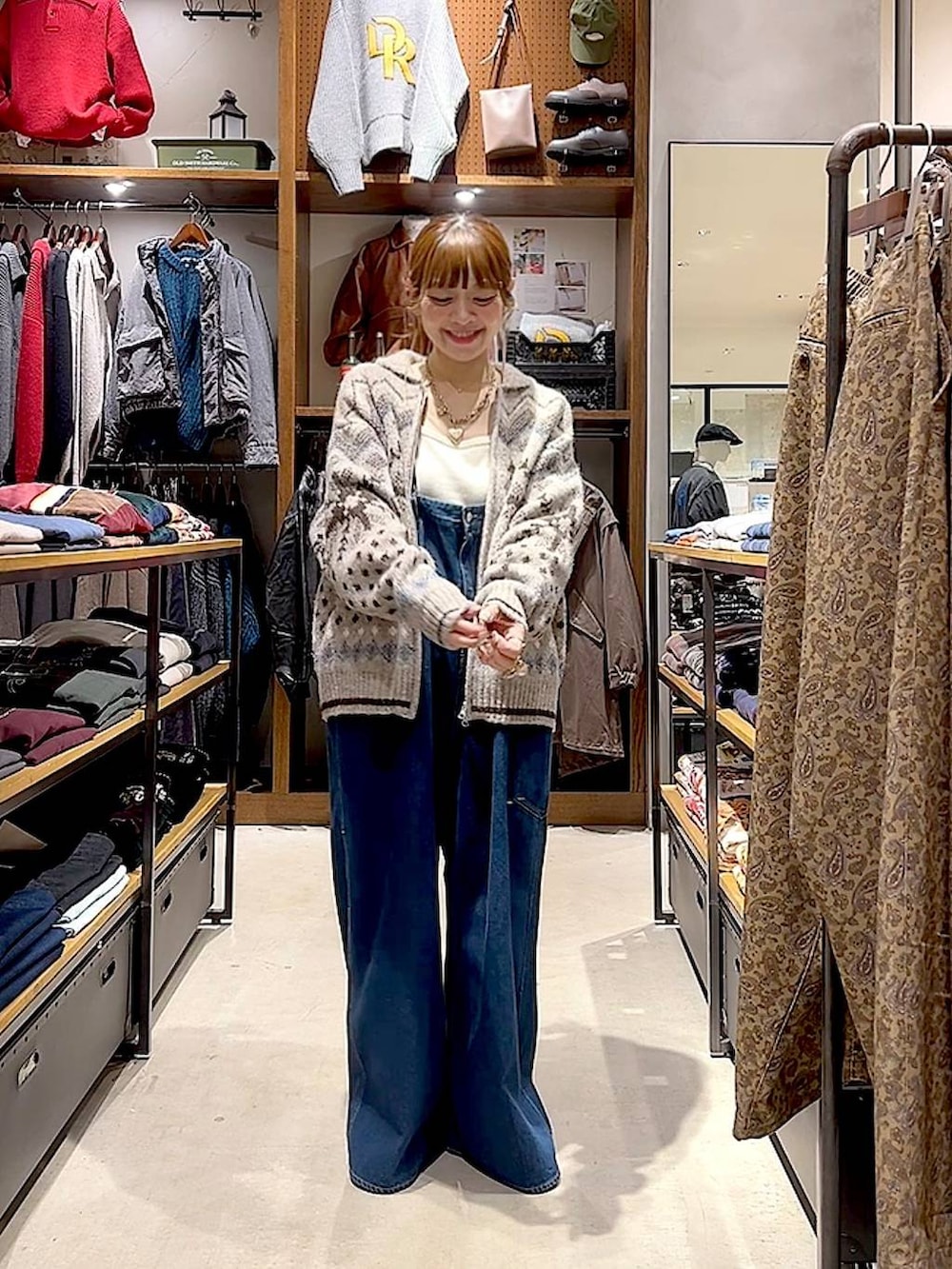 ベージュ系のニット/セーター、イエロー系のヘアピンを着用したレディースの秋コーディネートの5枚目の写真