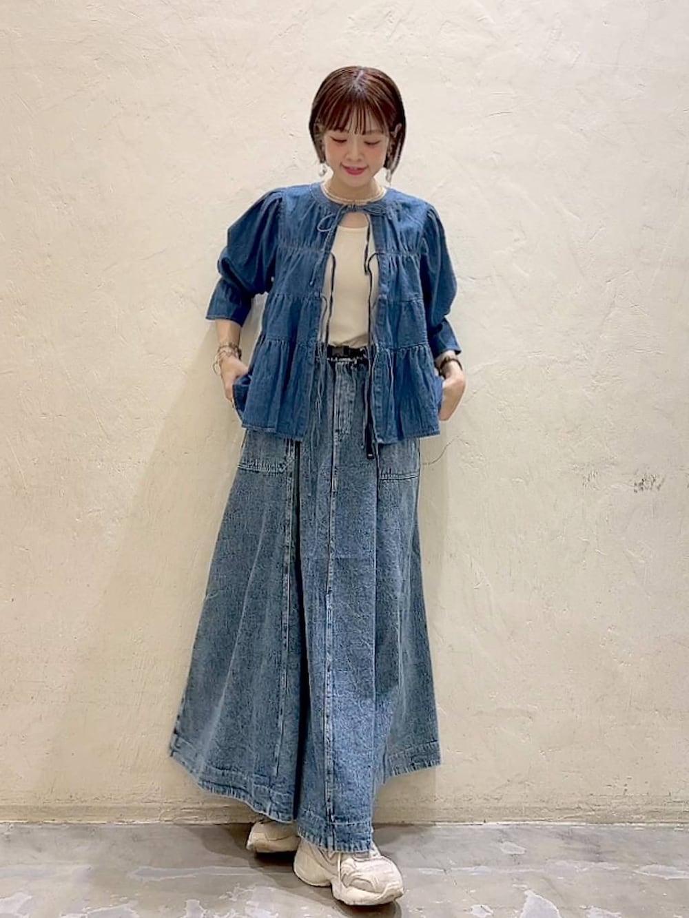 ブルー系のスカート、ブルー系のシャツ/ブラウスを着用したレディースの春コーディネートの2枚目の写真