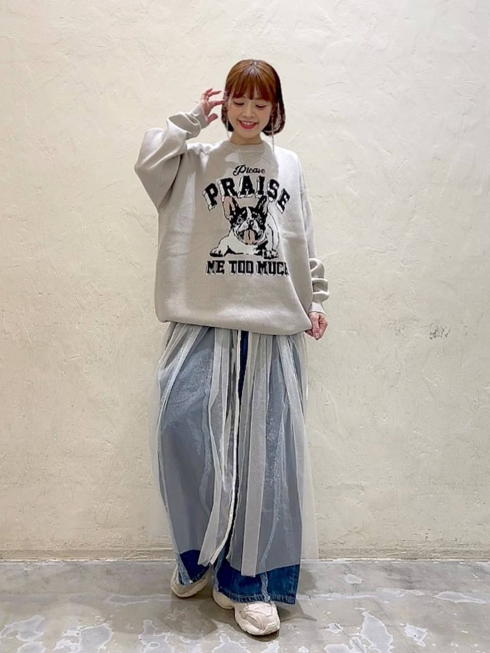 「着痩せ・細見え、体型カバー、ナチュラル、ママコーデ、秋コーデ、冬コーデ、カジュアル、niko and ...、淡色コーデ、Over40スタッフ、大人カジュアル、ニット、デニムパンツ、NKJコーデ_niko and ...、ワンピース」｜「niko and...のチュールサイドリボンワンピース（ワンピース、ホワイト系）」を使った、みきてぃ24さん（骨格ウェーブ・レディース・158cm）の秋コーディネートの2枚目の写真