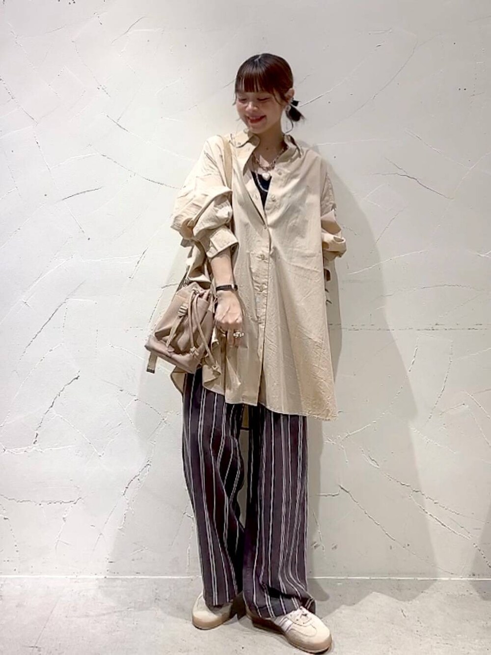 ベージュ系のシャツ/ブラウス、ベージュ系のショルダーバッグ、その他のその他パンツを着用したレディースの夏コーディネートの8枚目の写真
