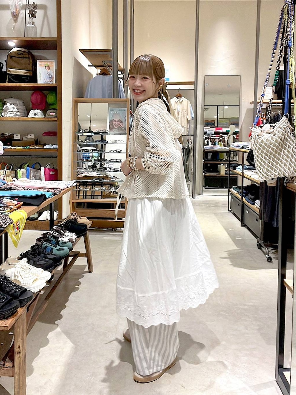 ホワイト系のタンクトップ、ホワイト系のパーカー、ゴールド系のネックレスを着用したレディースの夏コーディネートの8枚目の写真