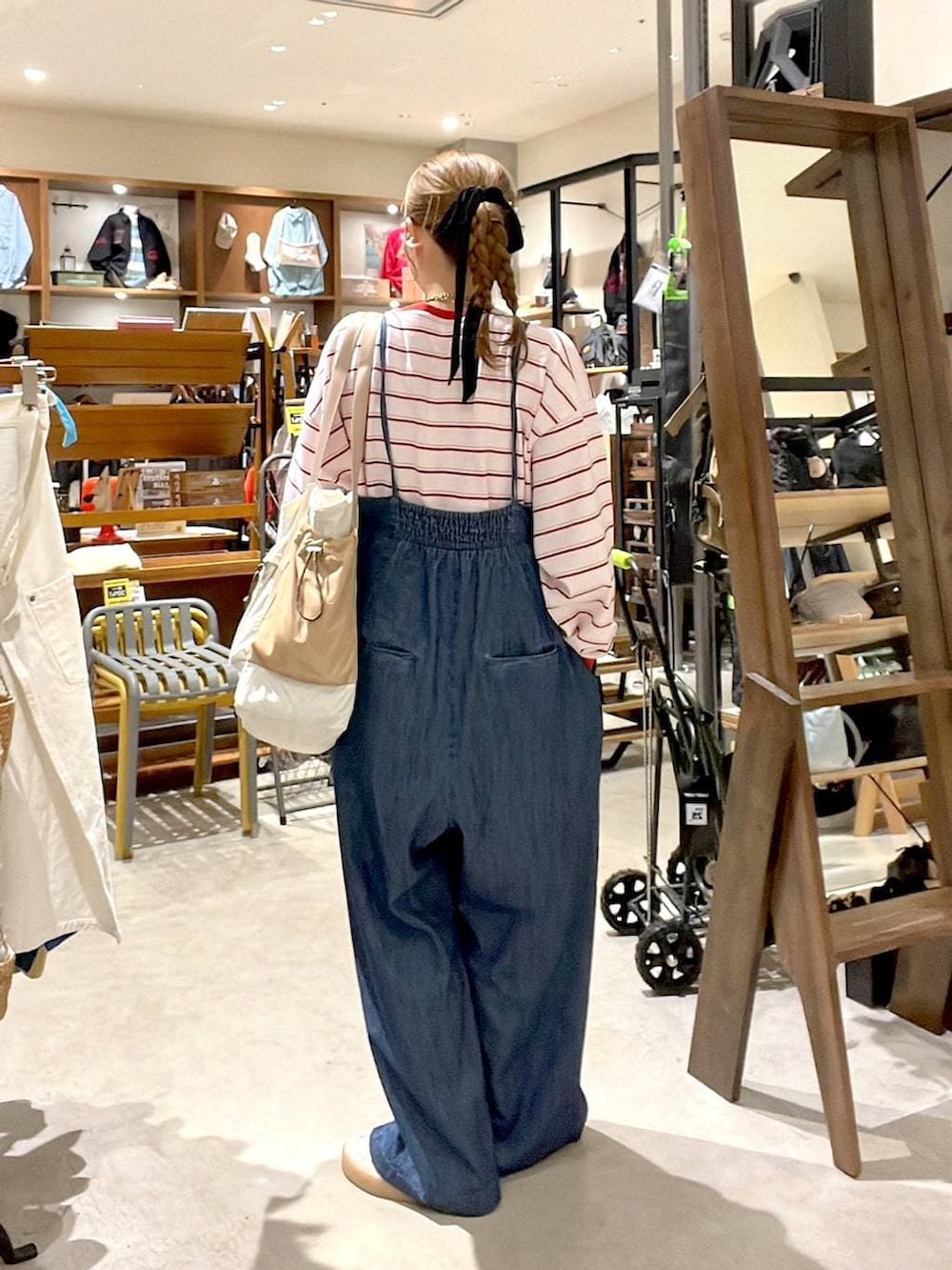 ピンク系のTシャツ/カットソー、ベージュ系のトートバッグを着用したレディースの春コーディネートの5枚目の写真