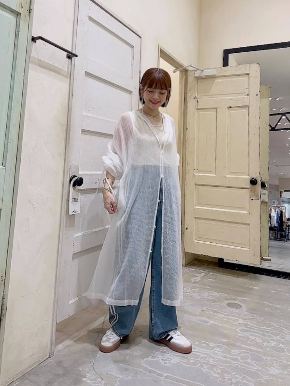 「デニムパンツ、着痩せ・細見え、体型カバー、ナチュラル、ママコーデ、夏コーデ、カジュアル、niko and ...、淡色コーデ、Over40スタッフ、大人カジュアル、シンプルコーデ、シンプル、ワンピース」｜「niko and...のシアーシャーリングワンピース（ワンピース、ホワイト系）」を使った、みきてぃ24さん（骨格ウェーブ・レディース・158cm）の夏コーディネートの2枚目の写真
