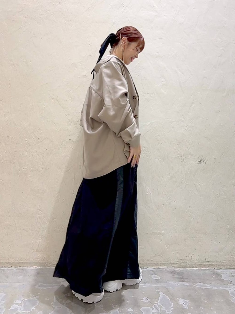 ベージュ系のその他トップス、ブラック系のジャンパースカート、ベージュ系のその他アウターを着用したレディースの夏コーディネートの5枚目の写真