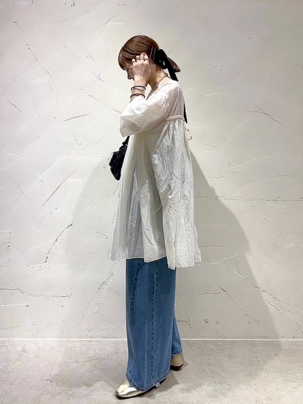 「着痩せ・細見え、体型カバー、ナチュラル、ママコーデ、春コーデ、夏コーデ、カジュアル、niko and ...、淡色コーデ、Over40スタッフ、大人カジュアル、ワンピース、デニムパンツ、パンツ、パンプス」｜「niko and...の【竹下玲奈×NAVYS】コラボ ホックアジャストパンツ（その他パンツ、ブルー系）」を使った、みきてぃ24さん（レディース・158cm）の春コーディネートの6枚目の写真