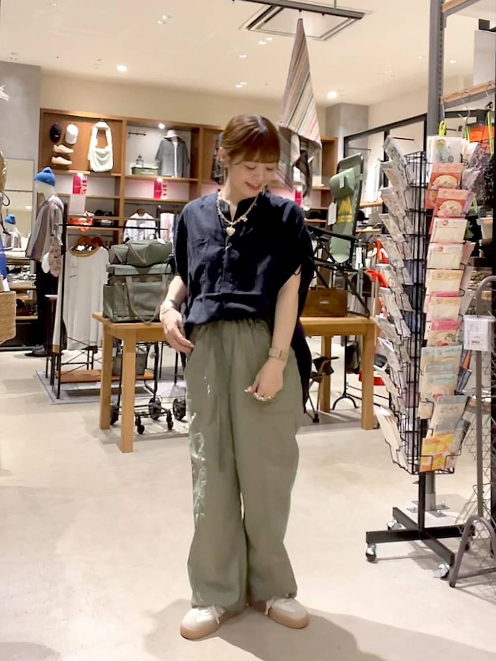 ブラック系のシャツ/ブラウス、グリーン系のその他パンツ、ゴールド系のネックレスを着用したレディースの夏コーディネートの7枚目の写真