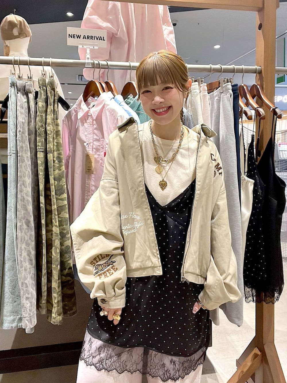 ピンク系のスウェットパンツ、ホワイト系のTシャツ/カットソー、グレー系のチュニックを着用したレディースの冬コーディネートの7枚目の写真