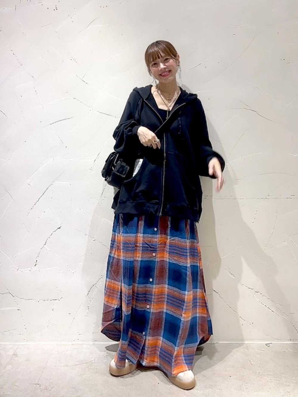 ブラック系のショルダーバッグ、イエロー系のネックレスを着用したレディースの秋コーディネートの8枚目の写真