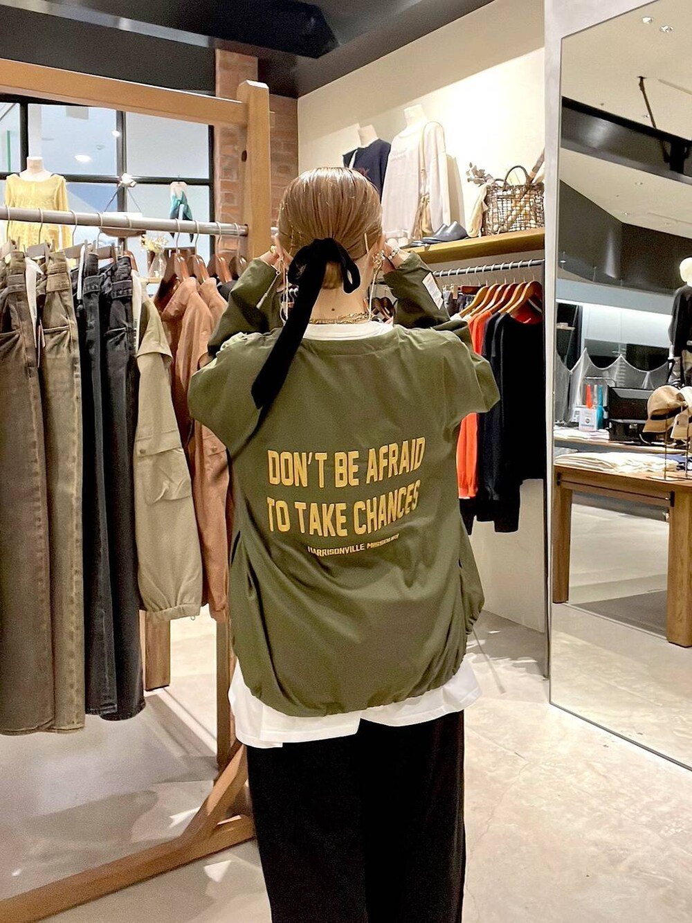 ホワイト系のTシャツ/カットソーを着用したレディースの秋コーディネートの5枚目の写真