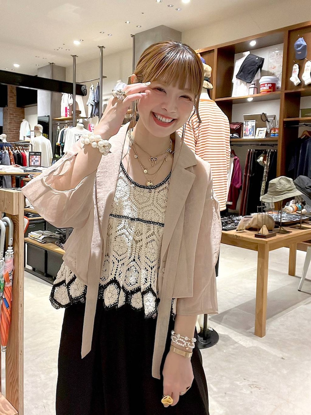 ベージュ系のその他トップス、ブラック系のその他パンツ、イエロー系のアナログ腕時計を着用したレディースの夏コーディネートの2枚目の写真