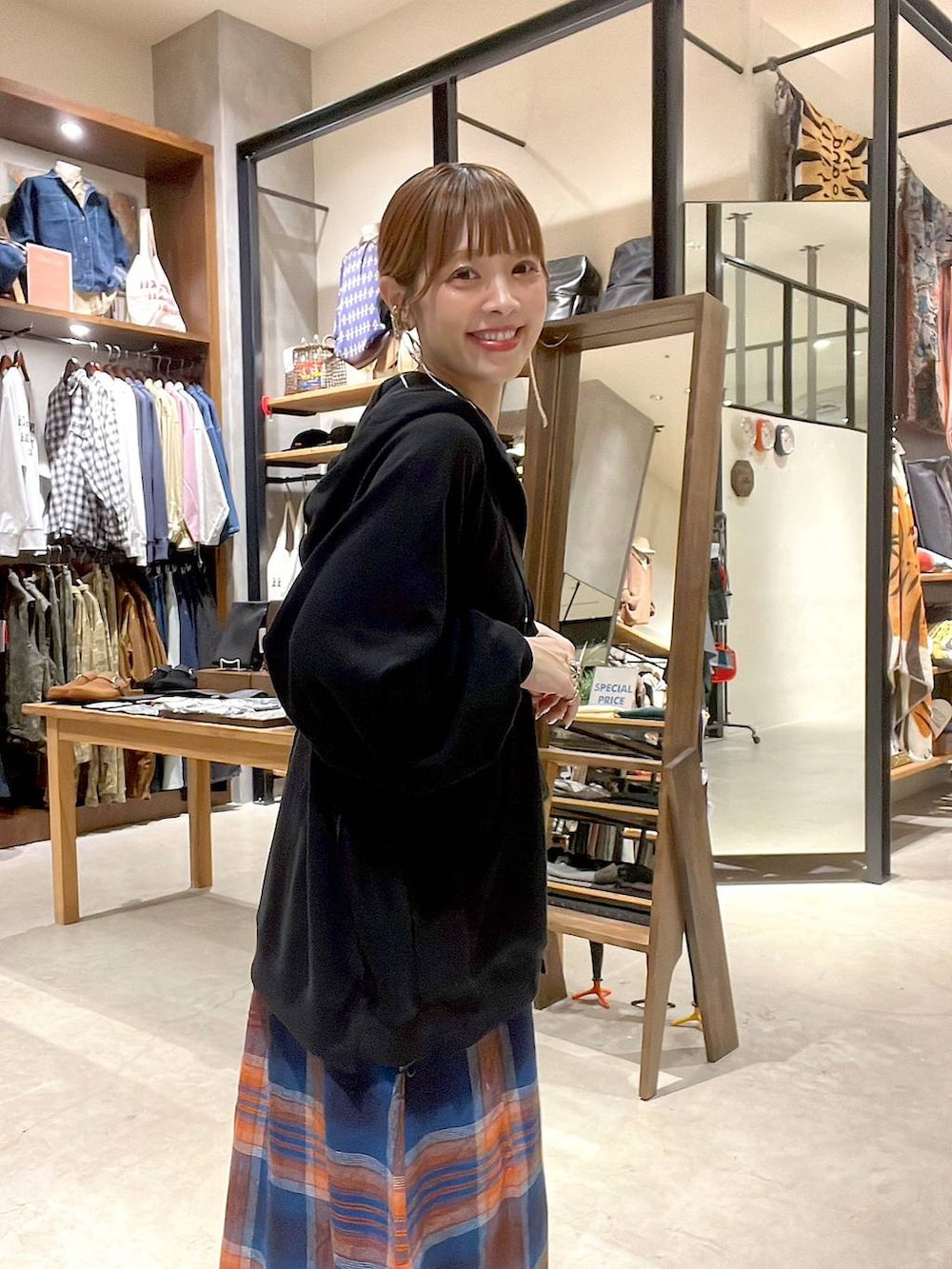 ブラック系のショルダーバッグ、イエロー系のネックレスを着用したレディースの秋コーディネートの9枚目の写真