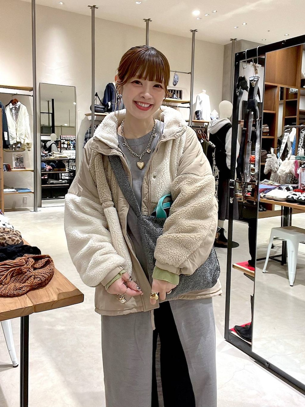 ベージュ系のその他アウター、ブラック系のその他パンツ、グレー系のワンピースを着用したレディースの冬コーディネートの2枚目の写真