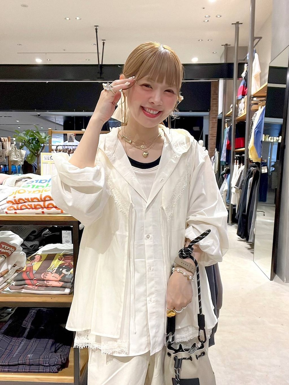 グレー系のショルダーバッグ、ホワイト系のシャツ/ブラウス、ホワイト系のベストを着用したレディースの春コーディネートの9枚目の写真