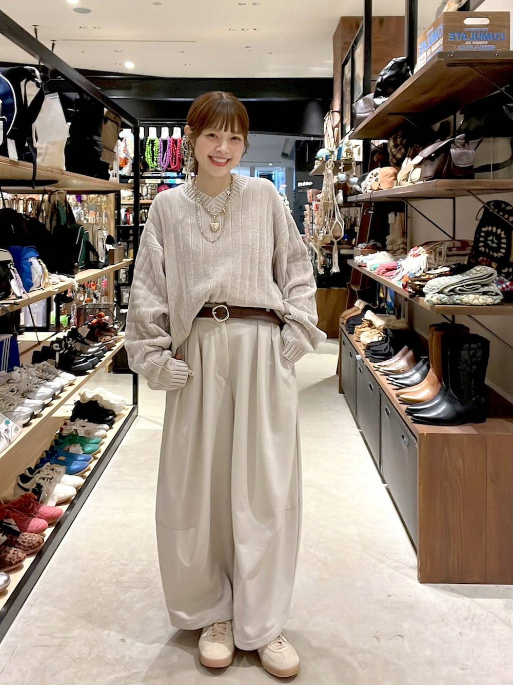 ベージュ系のその他パンツ、ブラウン系のニット/セーター、ゴールド系のネックレスを着用したレディースの秋コーディネートの3枚目の写真