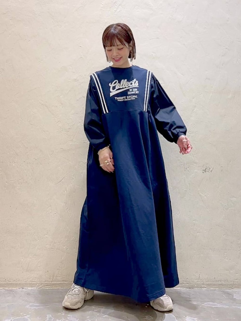 ブルー系のワンピースを着用したレディースの春コーディネートの7枚目の写真