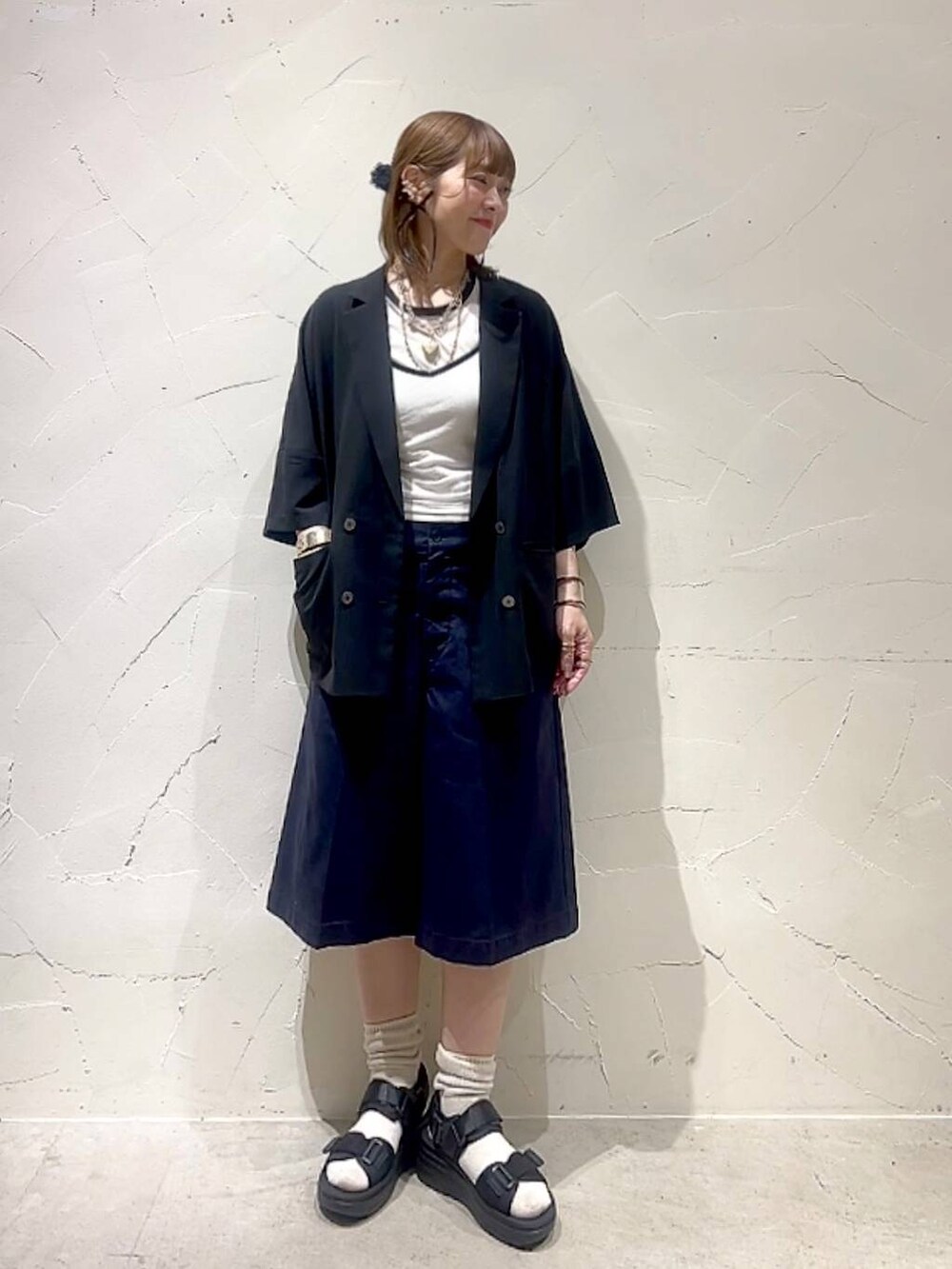 ホワイト系のTシャツ/カットソー、ブルー系のその他パンツ、ブラック系のサンダルを着用したレディースの春コーディネートの9枚目の写真