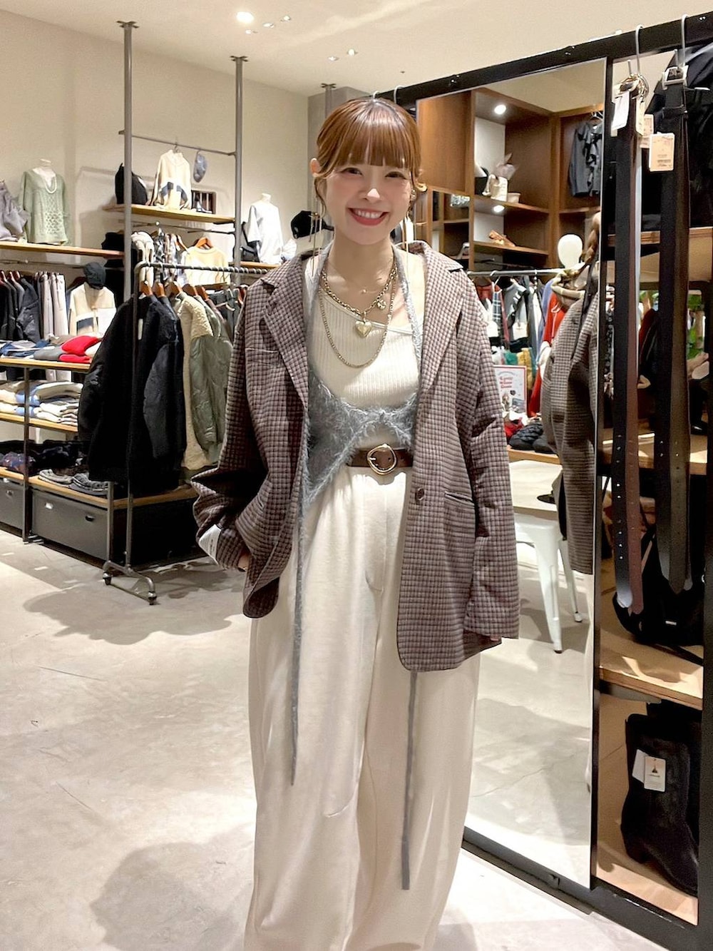 ベージュ系のその他パンツ、グレー系のキャミソール、ブラウン系のブルゾンを着用したレディースの秋コーディネートの5枚目の写真