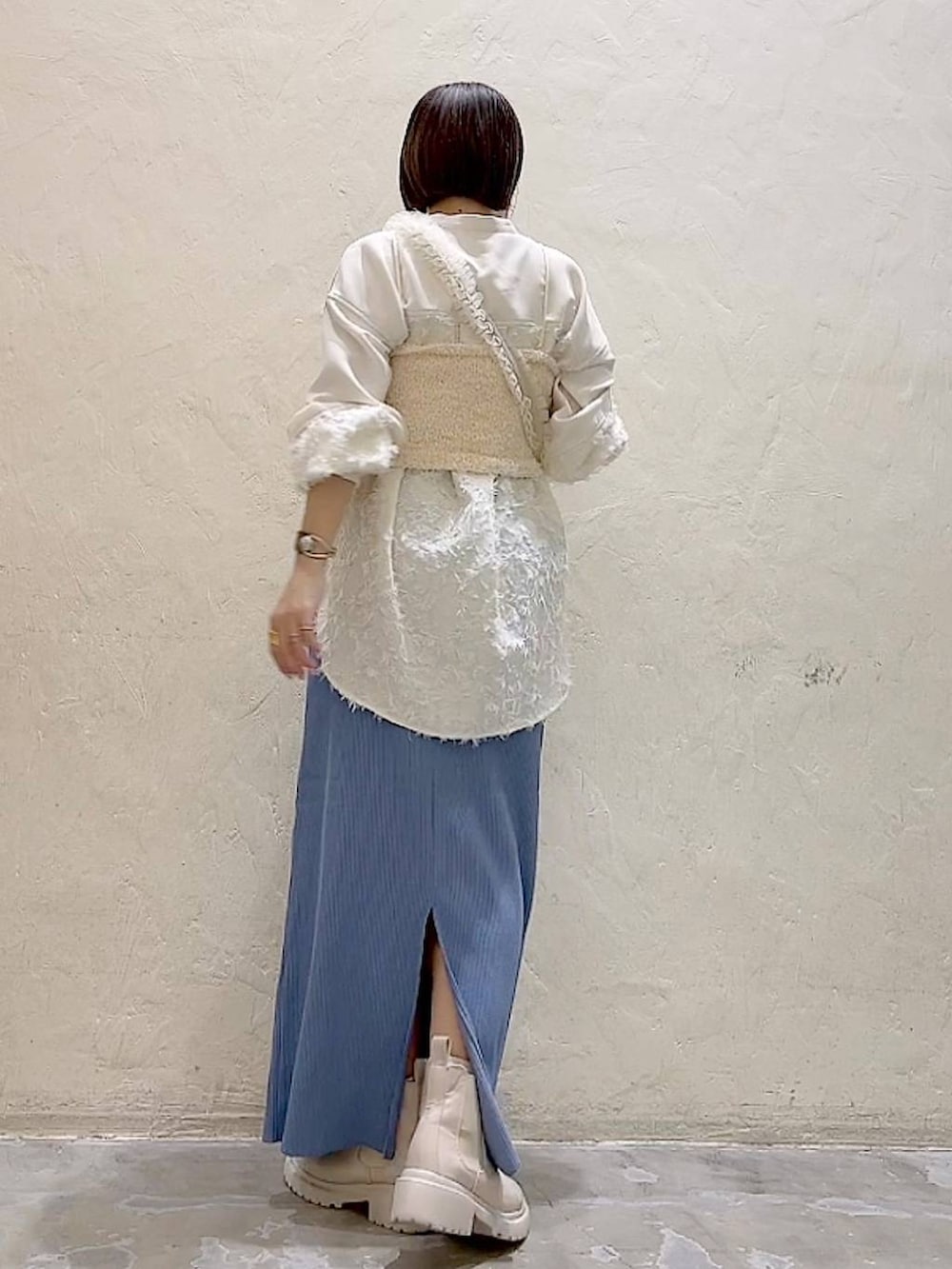 ベージュ系のシャツ/ブラウス、ベージュ系のベスト、ベージュ系のブーツを着用したレディースの冬コーディネートの4枚目の写真