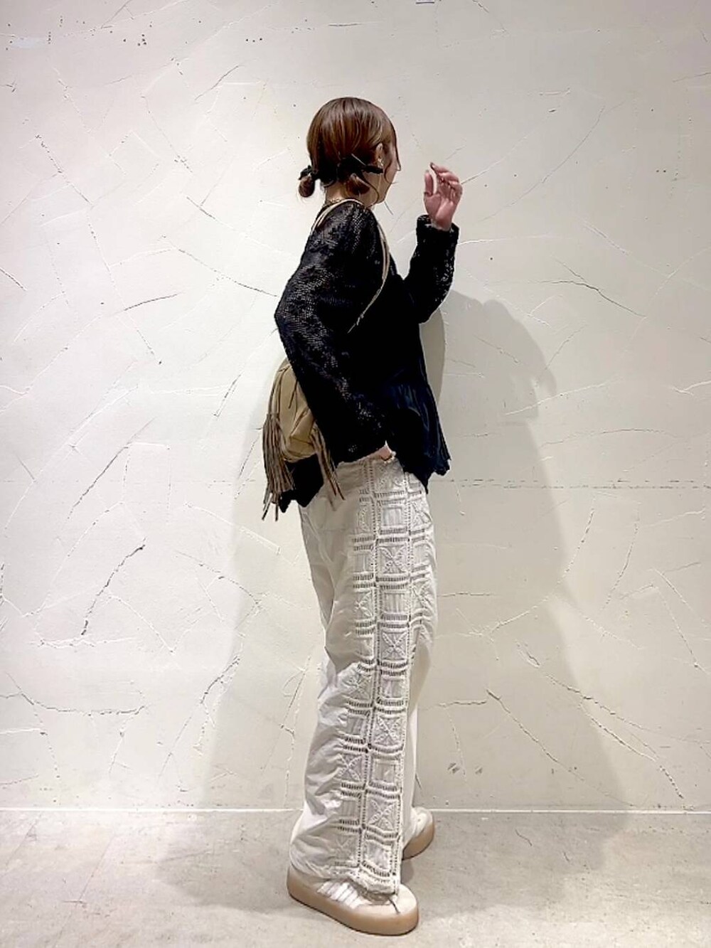 ベージュ系のその他パンツ、ブラック系のTシャツ/カットソー、ブラック系のスカートを着用したレディースの夏コーディネートの4枚目の写真