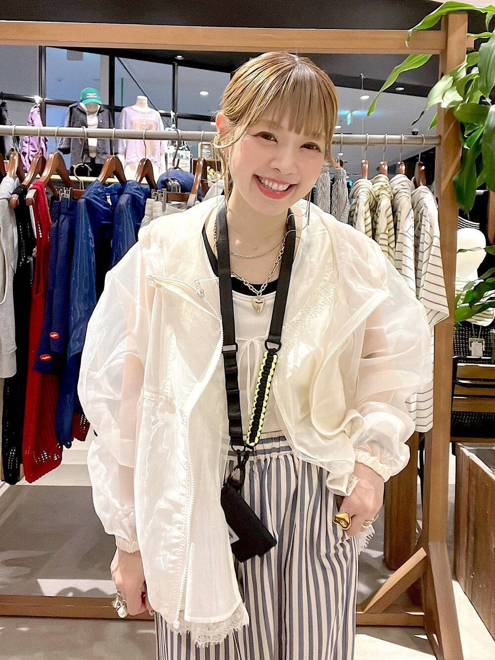 ブルー系のその他パンツ、ホワイト系のベスト、ホワイト系のタンクトップを着用したレディースの春コーディネートの5枚目の写真