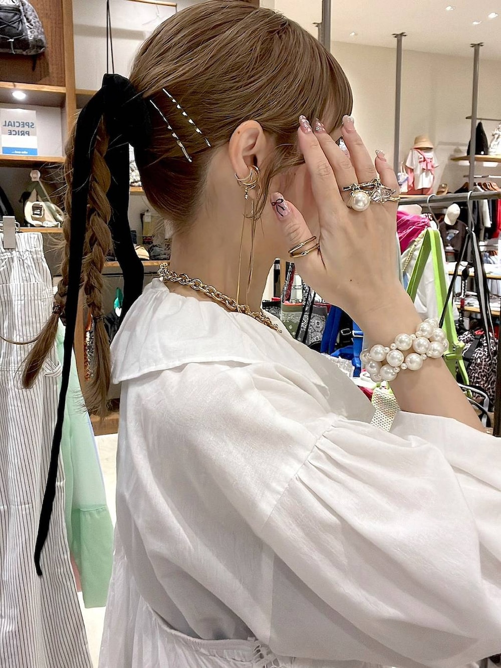 ホワイト系のシャツ/ブラウス、ベージュ系のワンピース、グレー系のその他パンツを着用したレディースの春コーディネートの4枚目の写真