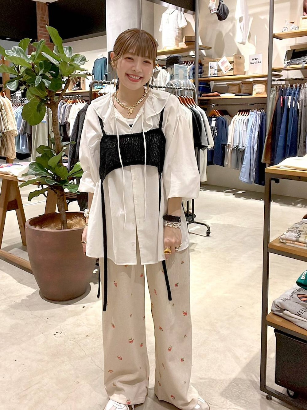ホワイト系のシャツ/ブラウス、ベージュ系のその他パンツ、ブラック系のタンクトップを着用したレディースの春コーディネートの7枚目の写真
