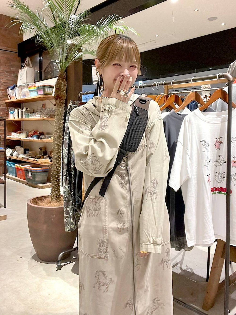 ベージュ系のパーカー、ベージュ系のジャンパースカートを着用したレディースの夏コーディネートの6枚目の写真