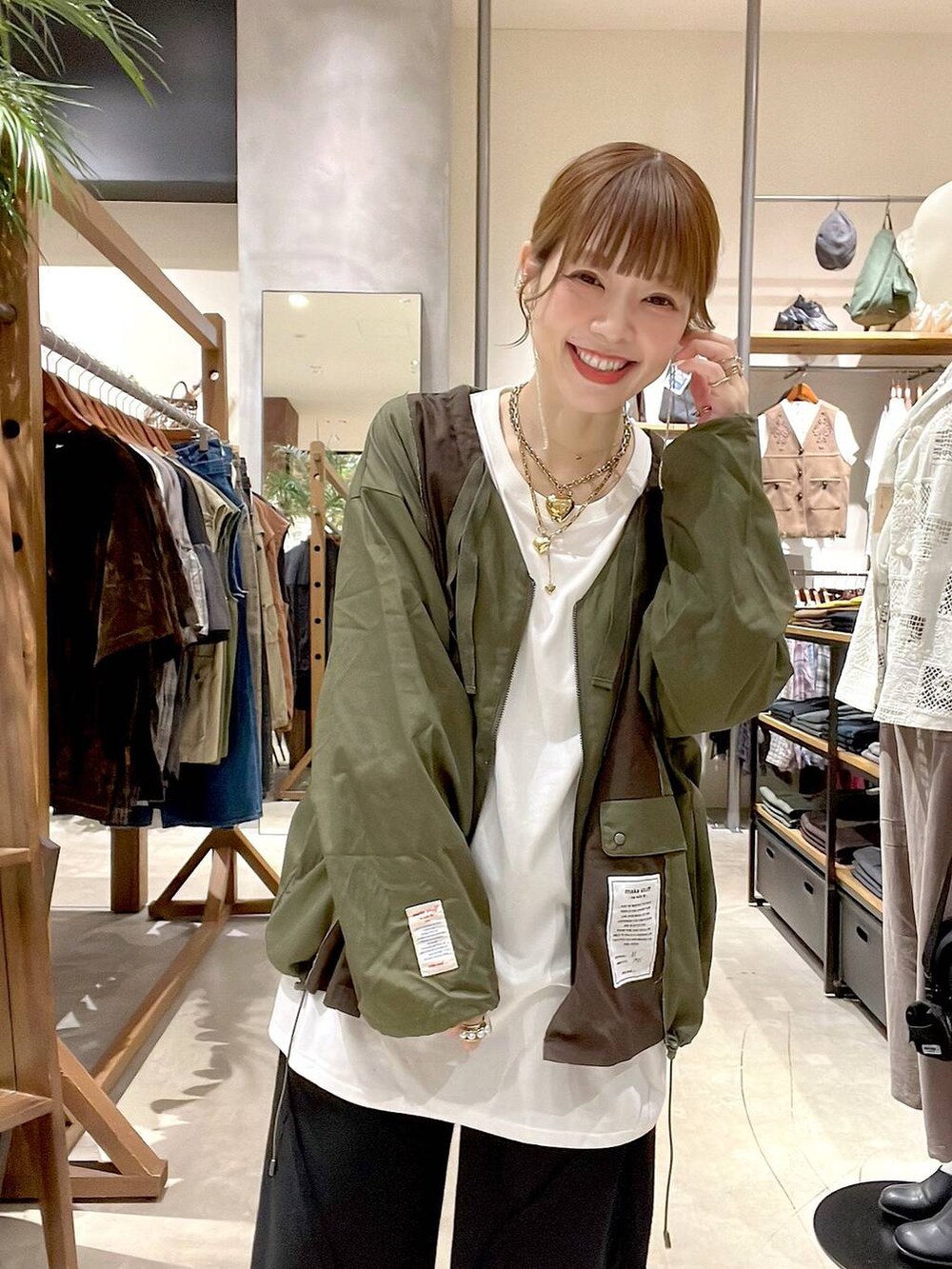 ホワイト系のTシャツ/カットソーを着用したレディースの秋コーディネートの4枚目の写真