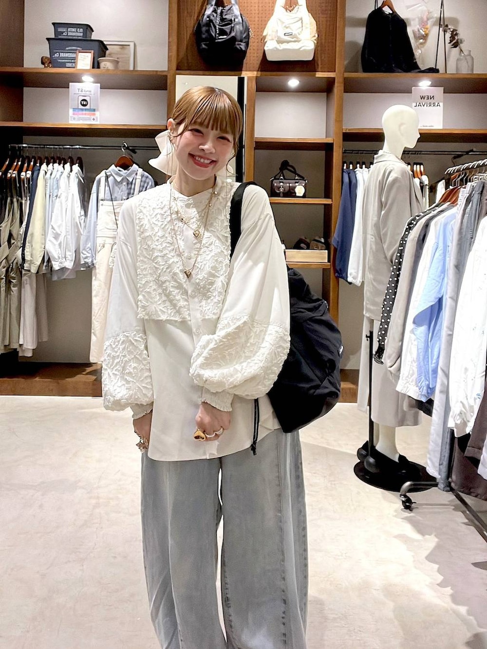 ホワイト系のシャツ/ブラウス、ブルー系のデニムパンツ、ホワイト系のTシャツ/カットソーを着用したレディースの冬コーディネートの6枚目の写真