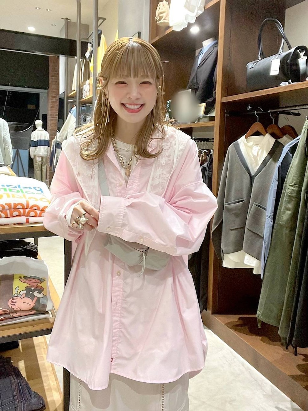 ベージュ系のデニムパンツ、ホワイト系のベスト、ピンク系のシャツ/ブラウスを着用したレディースの春コーディネートの4枚目の写真